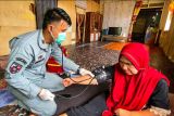 Tim medis KN Tanjung Datu 301 bantu periksa kesehatan warga Natuna derita stroke