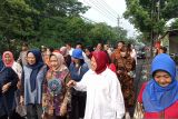 Risma berjalan kaki ke TPS dikawal emak-emak