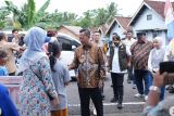 Pj Bupati tinjau pelaksanaan pemungutan suara di sejumlah TPS.