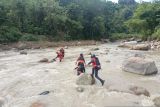 Tim SAR cari pelajar yang hanyut di air terjun Lahat