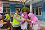 Polres OKU bagikan makanan bergizi ke siswa