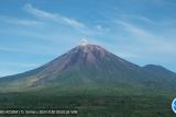 Gunung Semeru  di Jawa Timur kembali erupsi pada Sabtu pagi