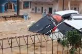 Enam minibus hilang terseret banjir bandang di Sukabumi