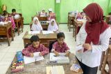 Guru gunakan kartu bilangan bantu siswa pahami pengurangan