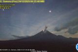 Semeru erupsi disertai letusan setinggi 900 meter dan suara gemuruh