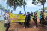 Satpolairud pasang rambu bahaya cegah kecelakaan laut wisatawan di Garut
