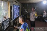 Pos pelayanan Natal dan tahun baru bertema rumah adat