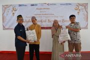 ANTARA bagi paket bingkisan Lebaran untuk warga Jakarta