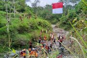 Pengibaran bendera merah putih di atas sungai kaki Gunung Merapi