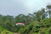 Pengibaran bendera merah putih di atas sungai kaki Gunung Merapi