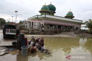 Aceh flood survivors plead for housing aid after homes swept away