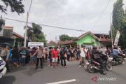 Polisi terjunkan puluhan personel amankan aksi unjuk rasa pedagang Pasar Bitingan