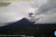 Gunung Semeru lima kali erupsi disertai tiga kali luncuran awan panas guguran
