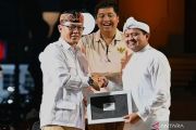 Sugiono berikan KTA Gerindra ke Bupati Sumedang
