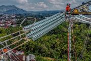 PLN UPT Salatiga lakukan penggantian isolator korosif untuk tingkatkan keandalan pasokan listrik