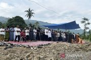 Masjid dihantam galodo, warga Agam Shalat Idul Fitri di lapangan