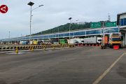Jelang masa pembatasan, ratusan truk padati Pelabuhan Merak
