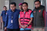 Hukum, Ketua Ombudsman tersangka korupsi hingga polemik kuota internet