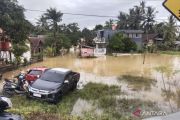 Hujan deras, 317 warga mengungsi akibat banjir 80 cm di Kendari