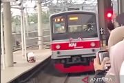 Penumpang yang diduga lompat ke rel saat KRL melaju di Tanah Abang dievakuasi petugas