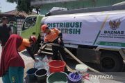 Baznas Sumedang salurkan 12 ribu liter air bersih di Darmaraja
