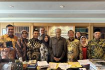 Mahathir Mohamad dikabarkan dilarikan ke rumah sakit usai terjatuh