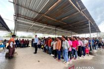 Hari Pahlawan di ladang sawit, PMI di Sarawak menyanyi sambil haru