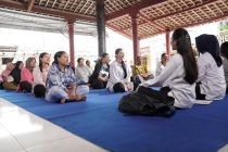 Peran kepemimpinan ketua kelompok Mekaar dalam pemberdayaan perempuan untuk ketahanan ekonomi keluarga