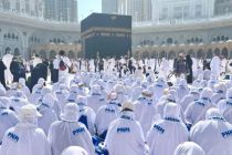 Bentuk syukur dapat Umroh dari PNM, tangis haru nasabah Mekaar di sujud pertama