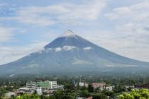 Semburan lava setinggi 100 meter terlihat di gunung berapi Mayon