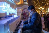 Menikmati semarak suasana malam di Central Street Harbin, China