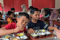 Guru di Aceh Utara sebut anak-anak semangat ke sekolah karena MBG