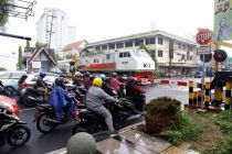Berhenti Sejenak di Perlintasan, Menjaga Keselamatan Banyak Perjalanan