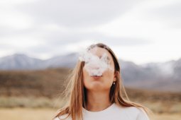 Pakar Sebut Perempuan Merokok Karena Kesehatan Mental Tak Stabil thumbnail
