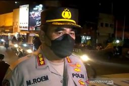 Polisi bubarkan ribuan warga rayakan malam tahun baru di Lapmer Ambon, khawatir jadi klaster Corona