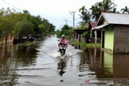 Petugas BPBD Aceh Barat Pantau Aliran Sungai Antisipasi Banjir thumbnail