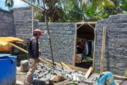 Personel Kodim 1508/Tobelo bersihkan puing gempa di Halmahera Utara, kepedulian sosial
