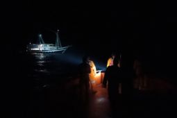 Tim SAR selamatkan puluhan wisatawan asing terombang-ambing di Selat Lombok