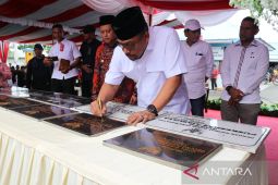 Bupati Buru nilai ajakan berkelahi Gubernur Maluku hanya kelakar