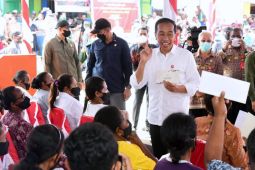 Presiden Jokowi tinjau penyerahan bantuan sosial di Kepulauan Aru