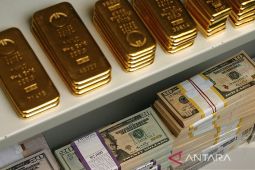 Harga emas menguat terangkat pelemahan dolar, hentikan rugi 5-hari beruntun