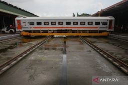 Perawatan kereta api di Surabaya