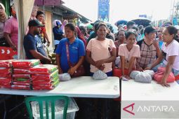 Warga Kota Ambon antre membeli beras di pasar murah