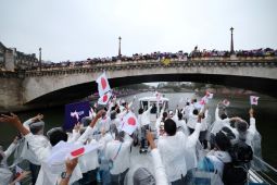 Parade atlet Olimpiade Paris gunakan kapal diguyur hujan deras