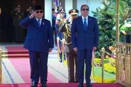 Prabowo gets state welcome from El-Sisi at Cairo palace