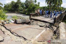 Jembatan Siriwini Bawah Nabire ambles akibat gempa magnitudo 6,6 SR