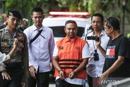 KPK duga Gubernur Riau sempat curiga, hingga sembunyi di kafe saat OTT