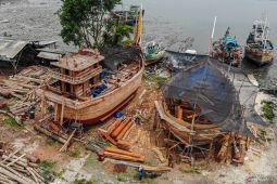Pembuatan kapal nelayan tradisional di pesisir Pantura Jawa
