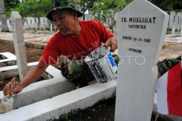 Aksi bersihkan pusara di Taman Makam Pahlawan Bogor