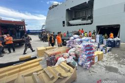 TNI AL kerahkan KRI Semarang antar logistik korban banjir ke Nias